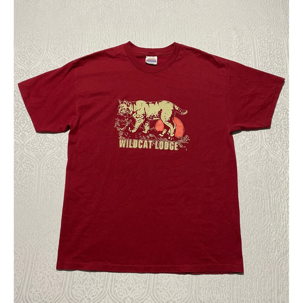 Hanes Heavyweight Wildcat Lodge Graphic T-Shirt Maroon Red Mens L Vintage Y2K - Picture 1 of 5